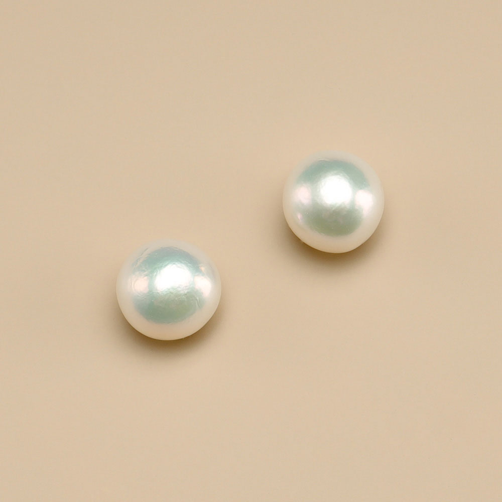 A pair of 10mm pearl beads.