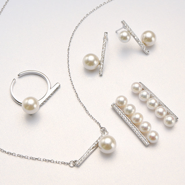 Balance Note pearl jewelry consist of ring, neckalce, earrings.