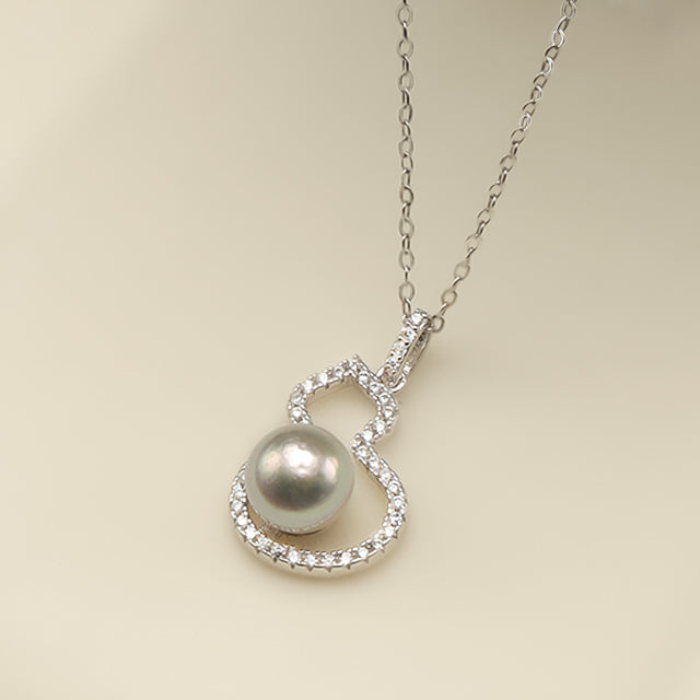 The close shot of grey pearl pendant.