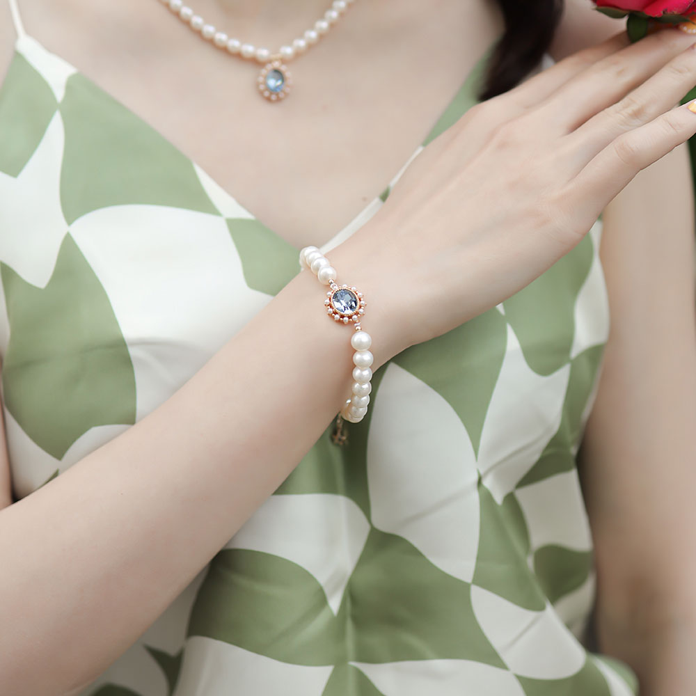 Aquamarine bracelet on women wrist.