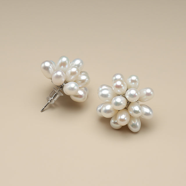 The side shott of silver pearl earrings.