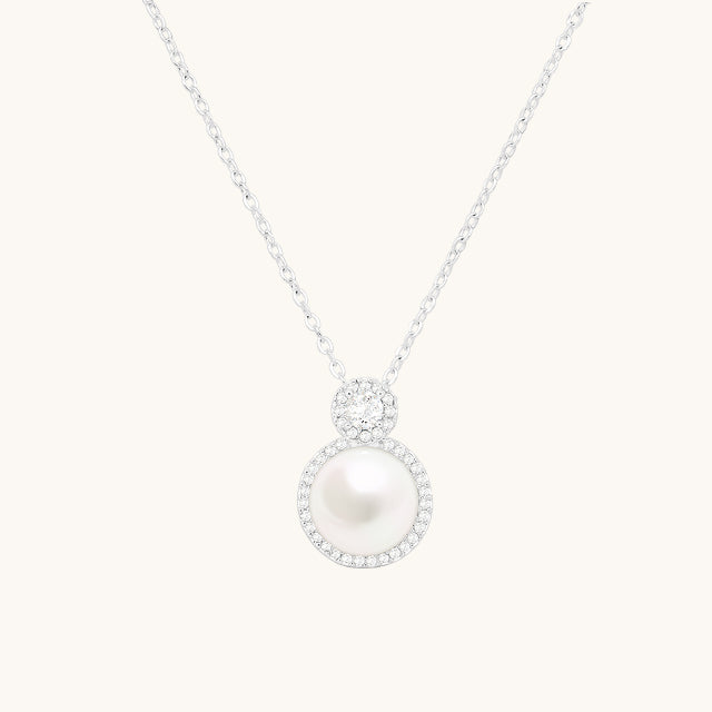 A bangling big pearl necklace.