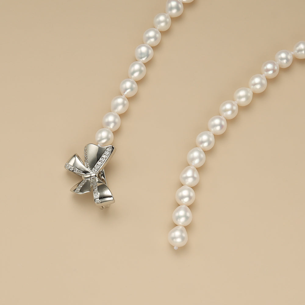 A butterfly love pearl necklace.