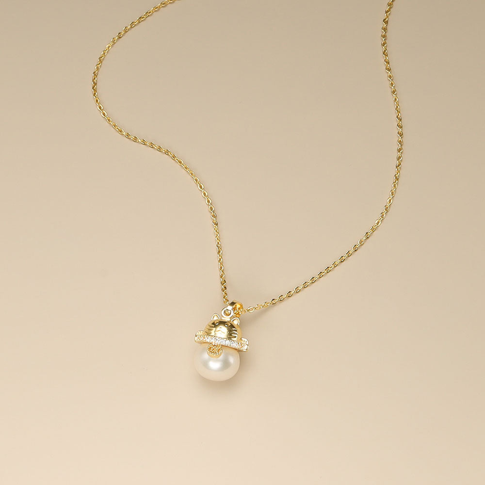 A cat pearl necklace.