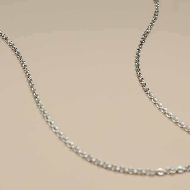 The close shot of silver chain.