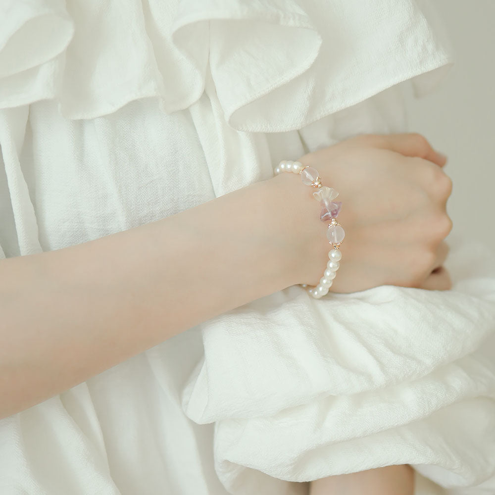 Women wear a cute pearl bracelet.