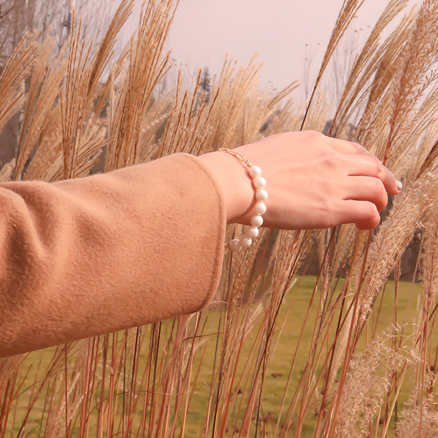 A freshwater pearl bracelet on women wrist.