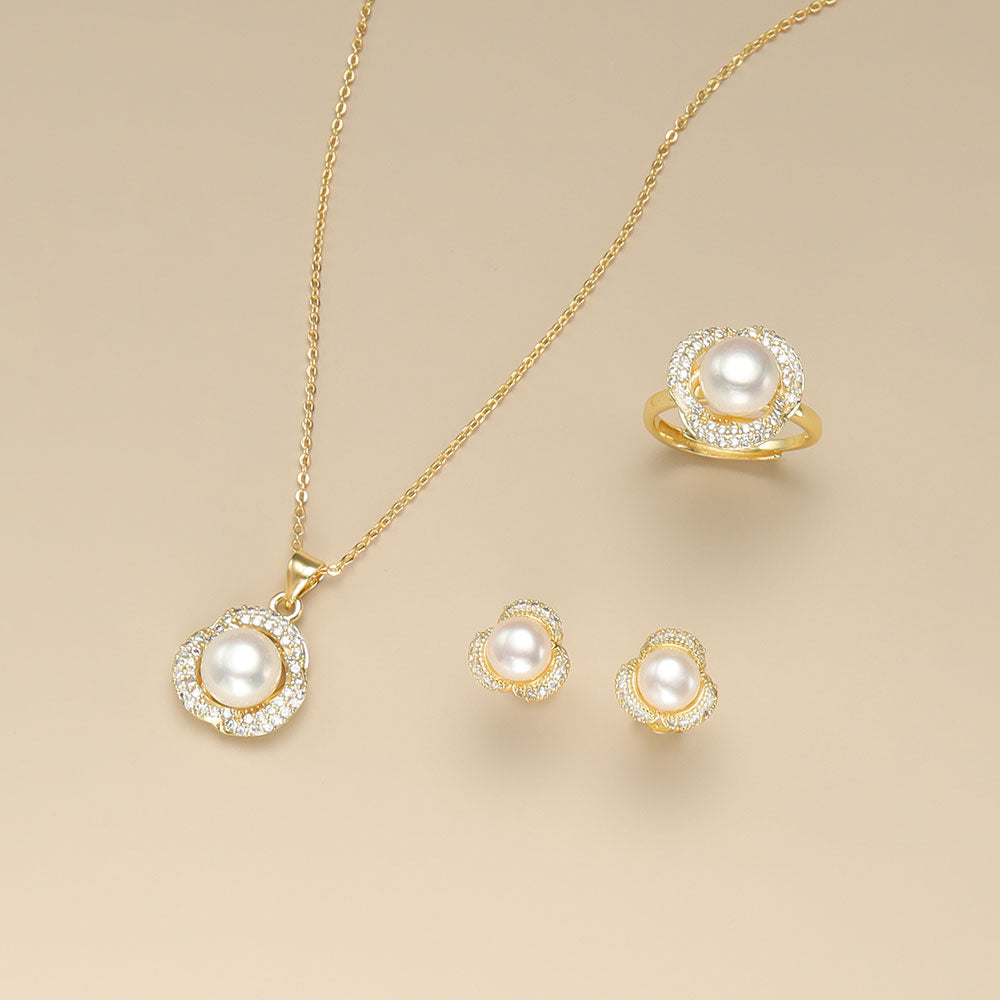 A freshwater pearl set.