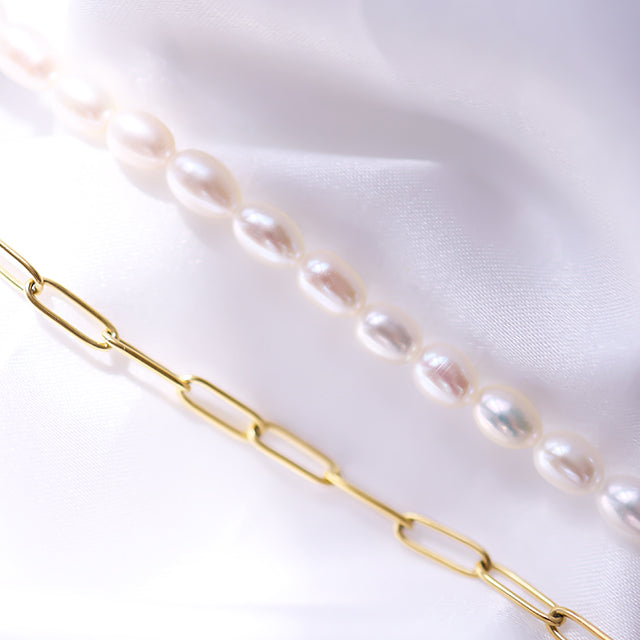 Gold chain and pearl.