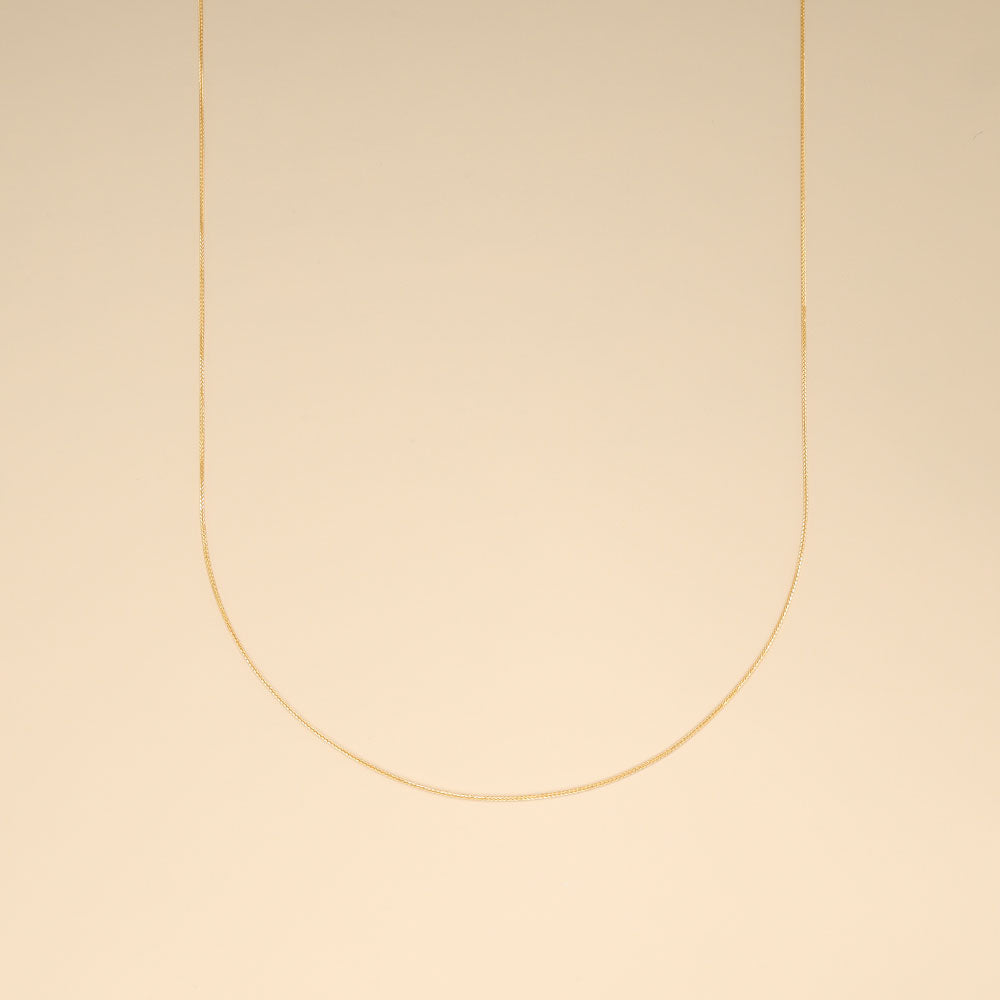 A gold neckalce chain