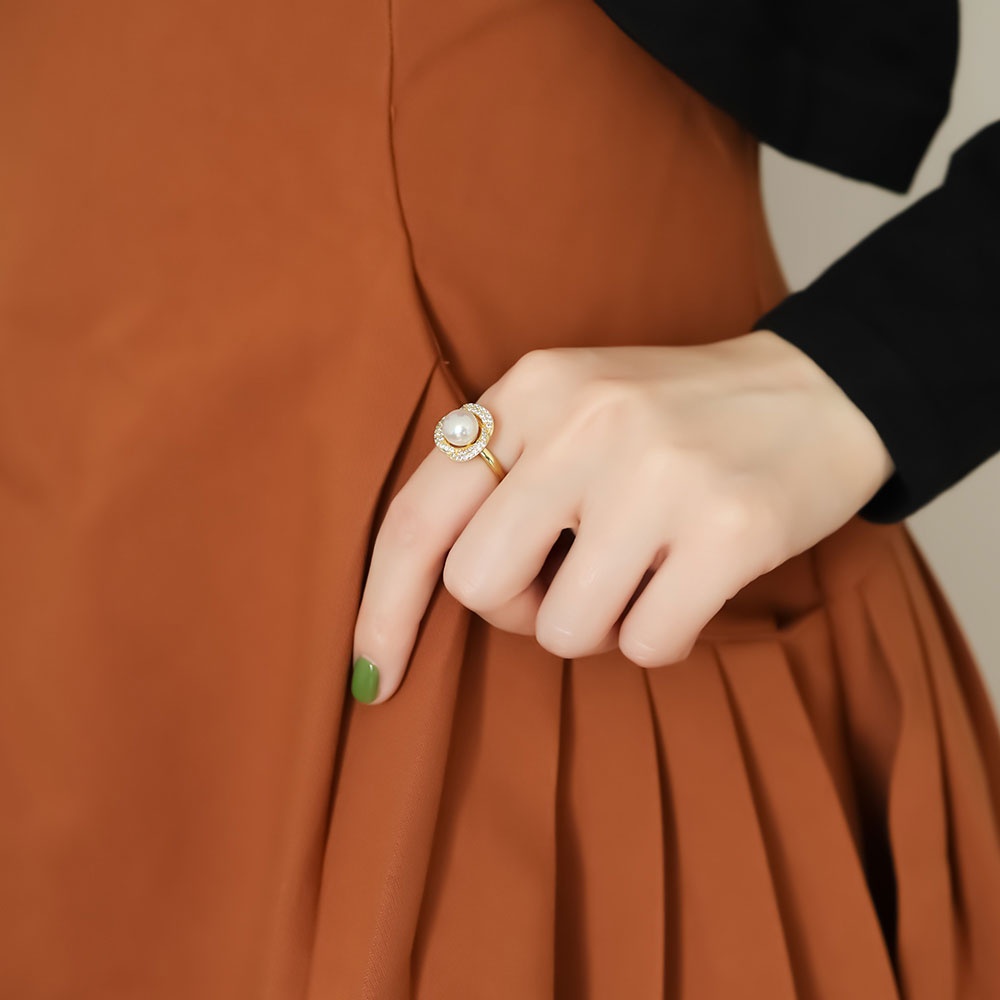 Gold pearl ring for women.