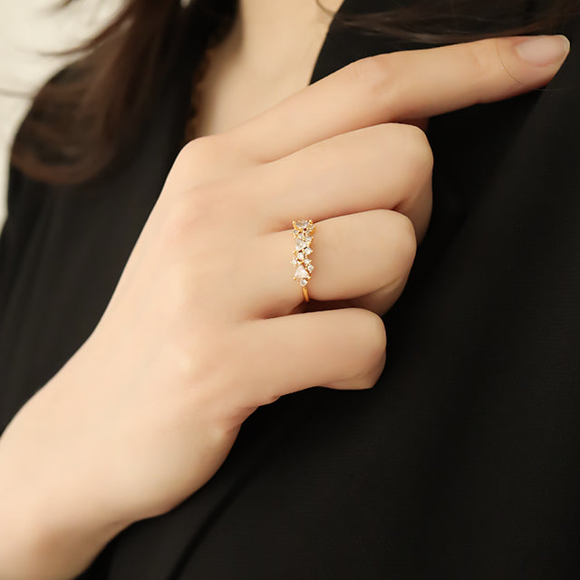 A gold diamond ring on women finger.