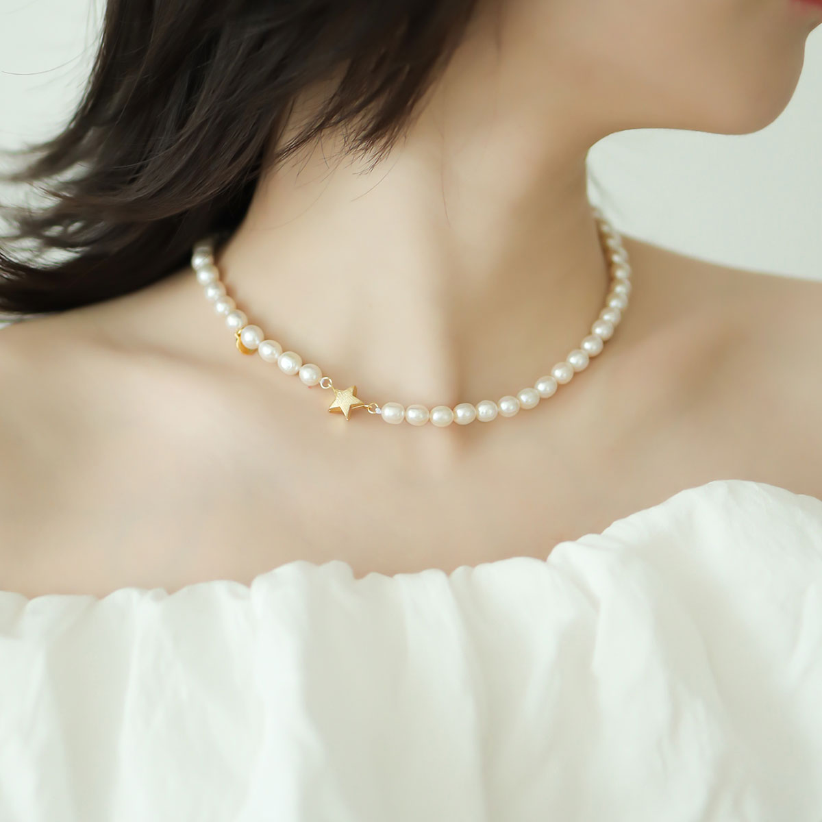 Women wear harry styles pearl necklace.