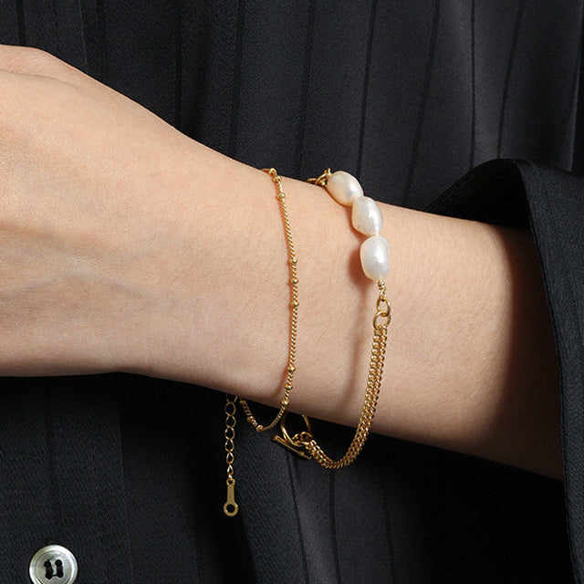 Ladies bracelet in gold with signal gold chain bracelet.