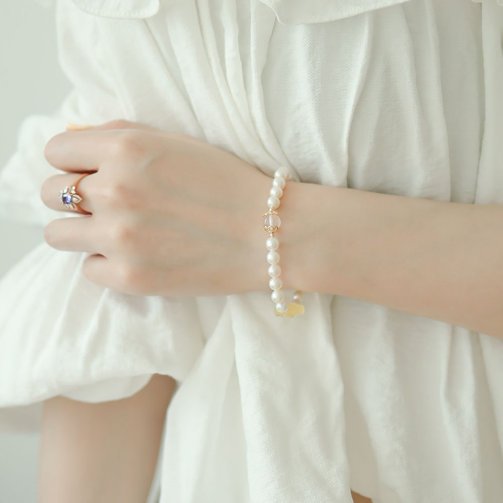 Woman wear a natural pearl bracelet.