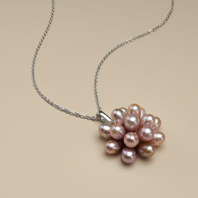 The side shot of purple natural pearl necklace.