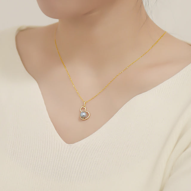 Gold neck jewellery on women neck.