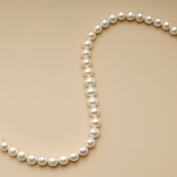 A string of original pearl beads.