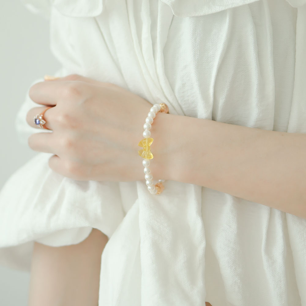 Woman wear a pearl bead bracelet.