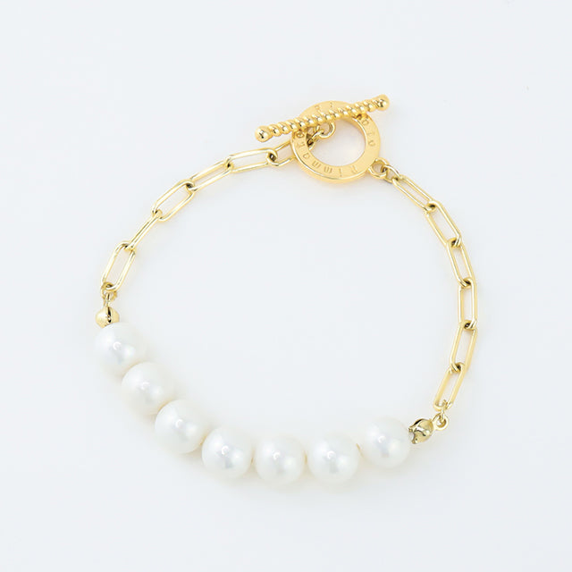 A pearl bracelet in gold.