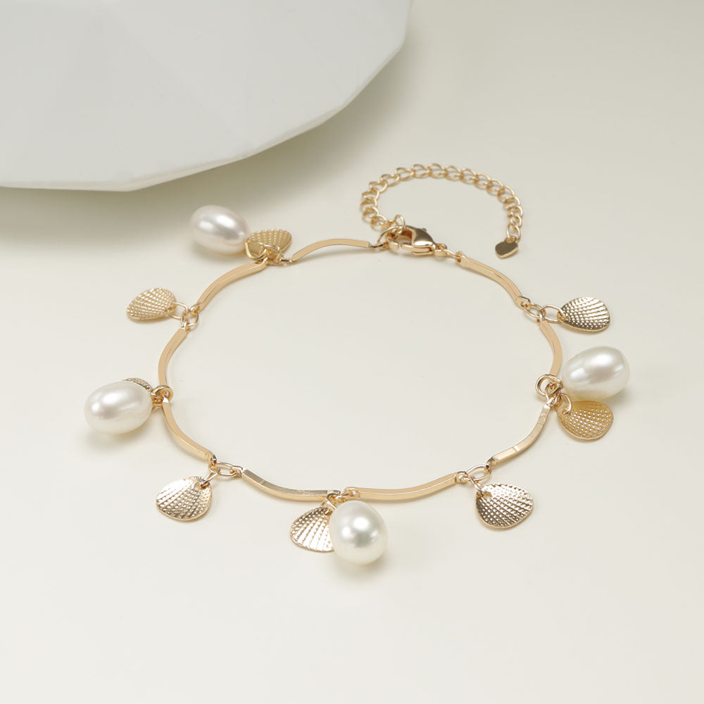 Pearl gold bracelet.