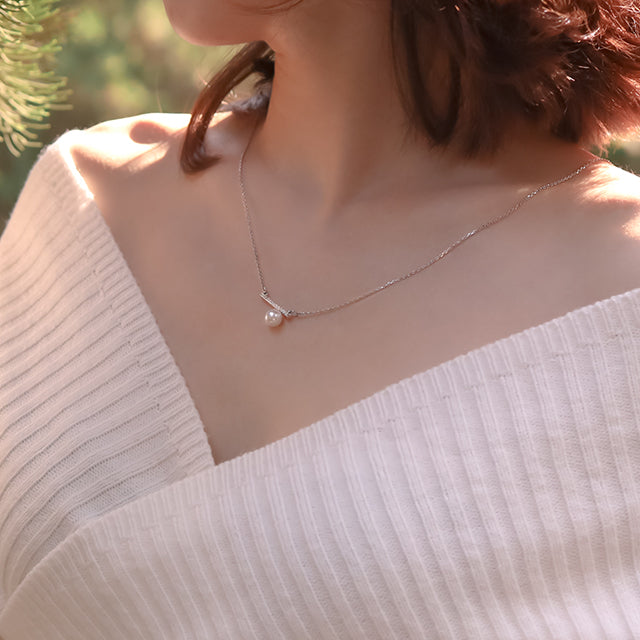 A pearl pendants for women.