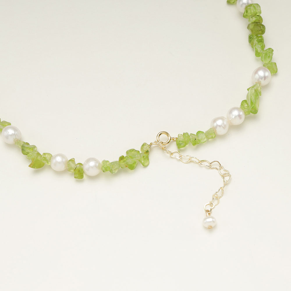 The close shot of peridot crystal neckalce s clasp.