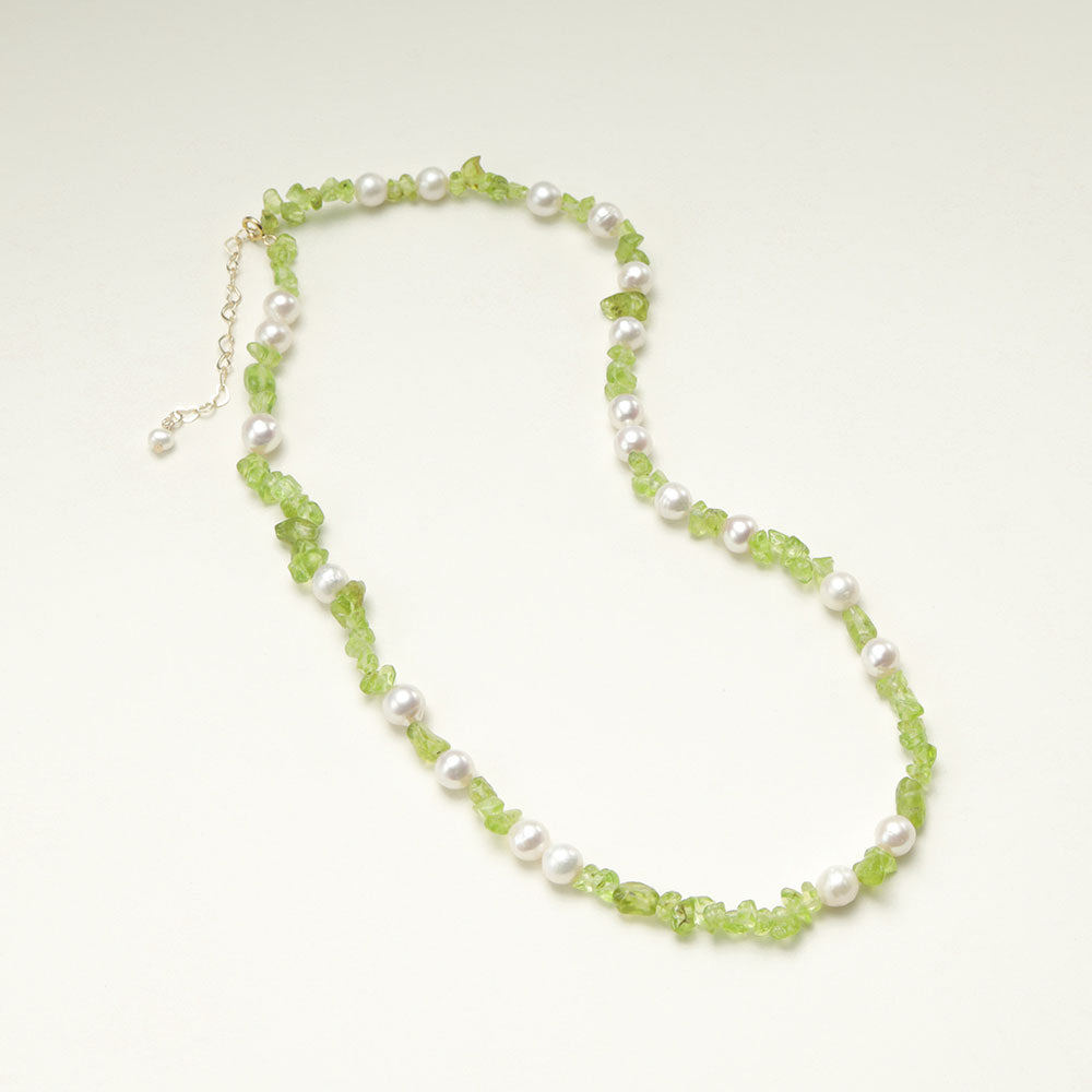 A peridot pearl necklace.