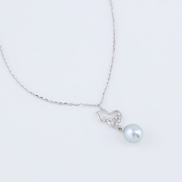 The close shot of silver pearl diamond neckalce.