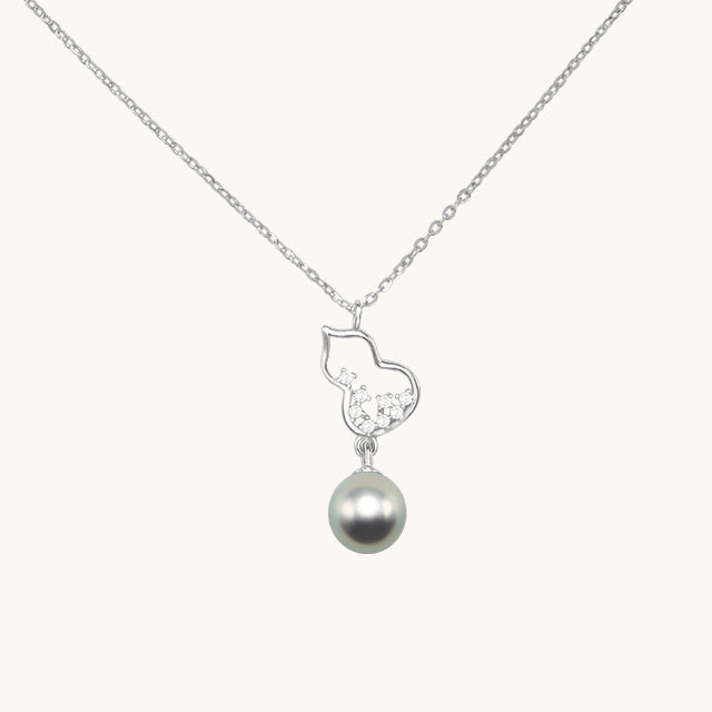 A silver pearl drop from gourd neckalce.