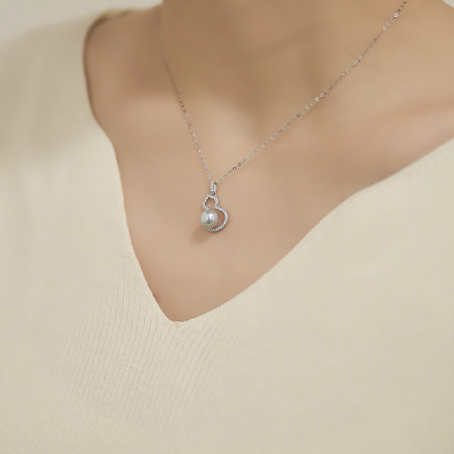 Silver pendant design on women neck.