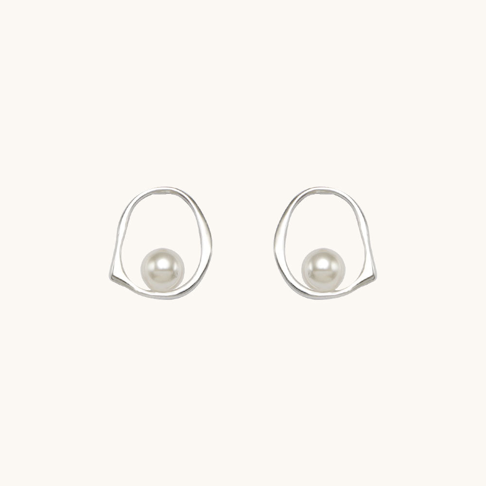 Silver stud earrings with pearl.