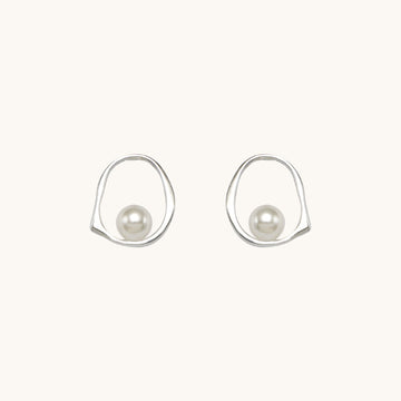 Silver stud earrings with pearl.