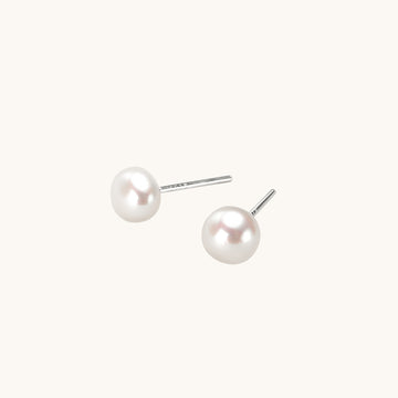 A simple pearl stud earrings.