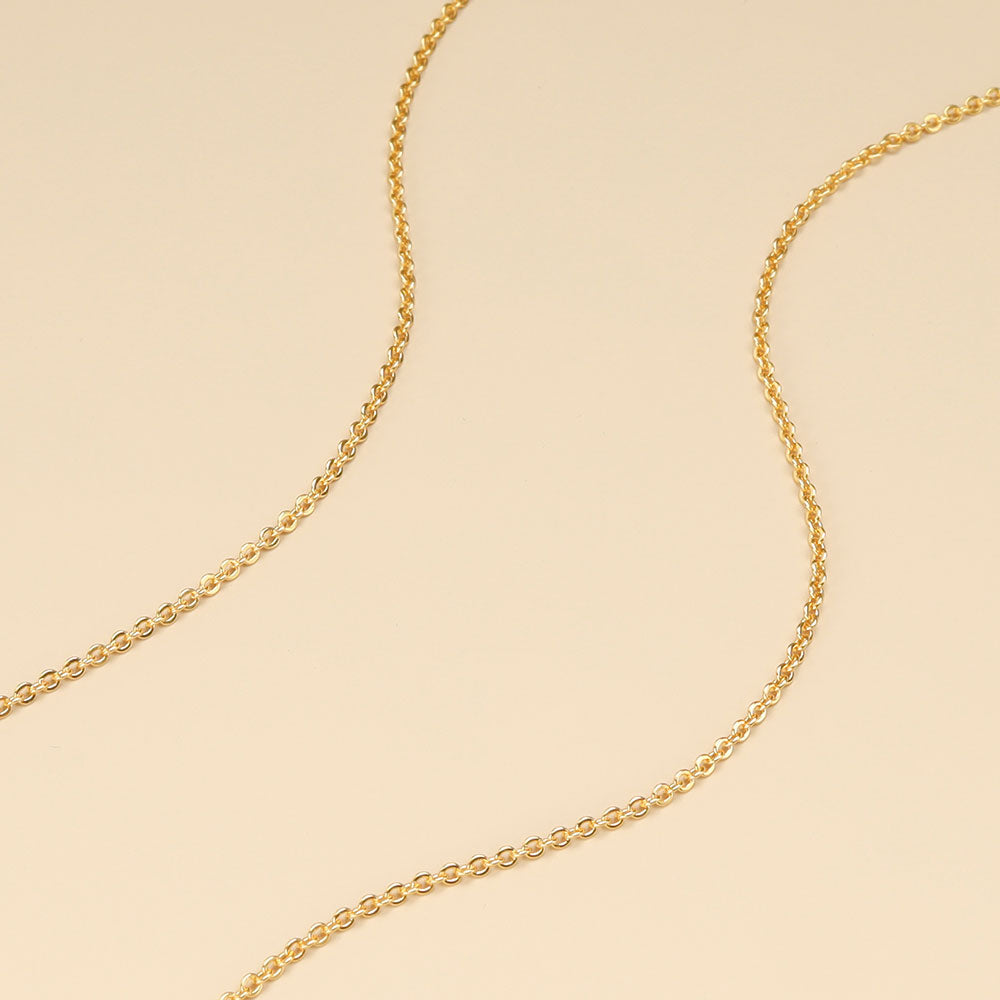 A close shot of small gold chain.