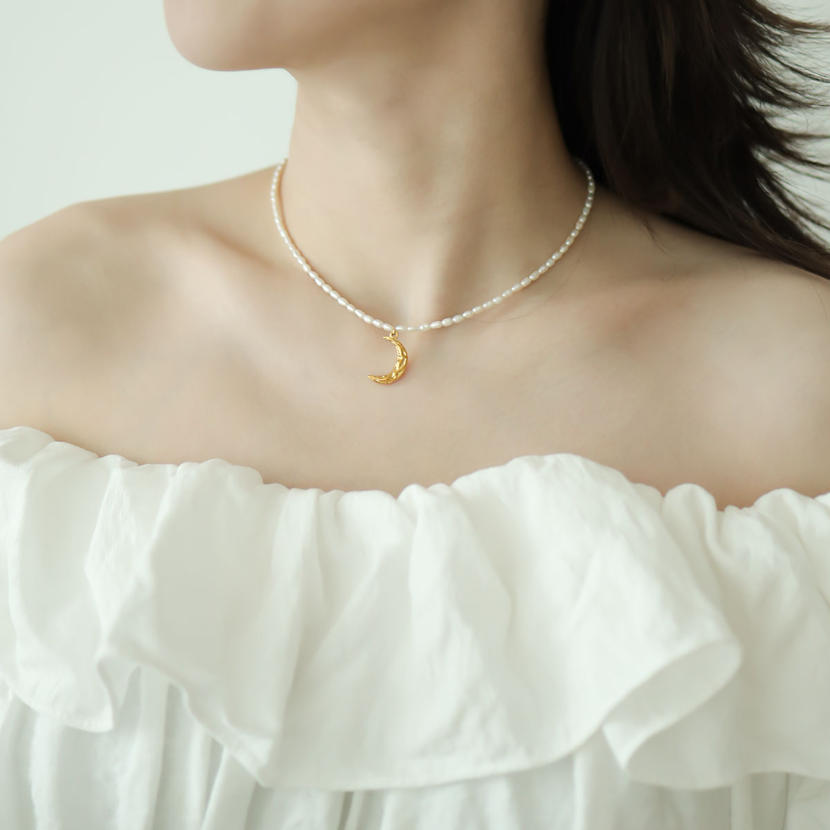 Women wear a small pearl necklace designs.