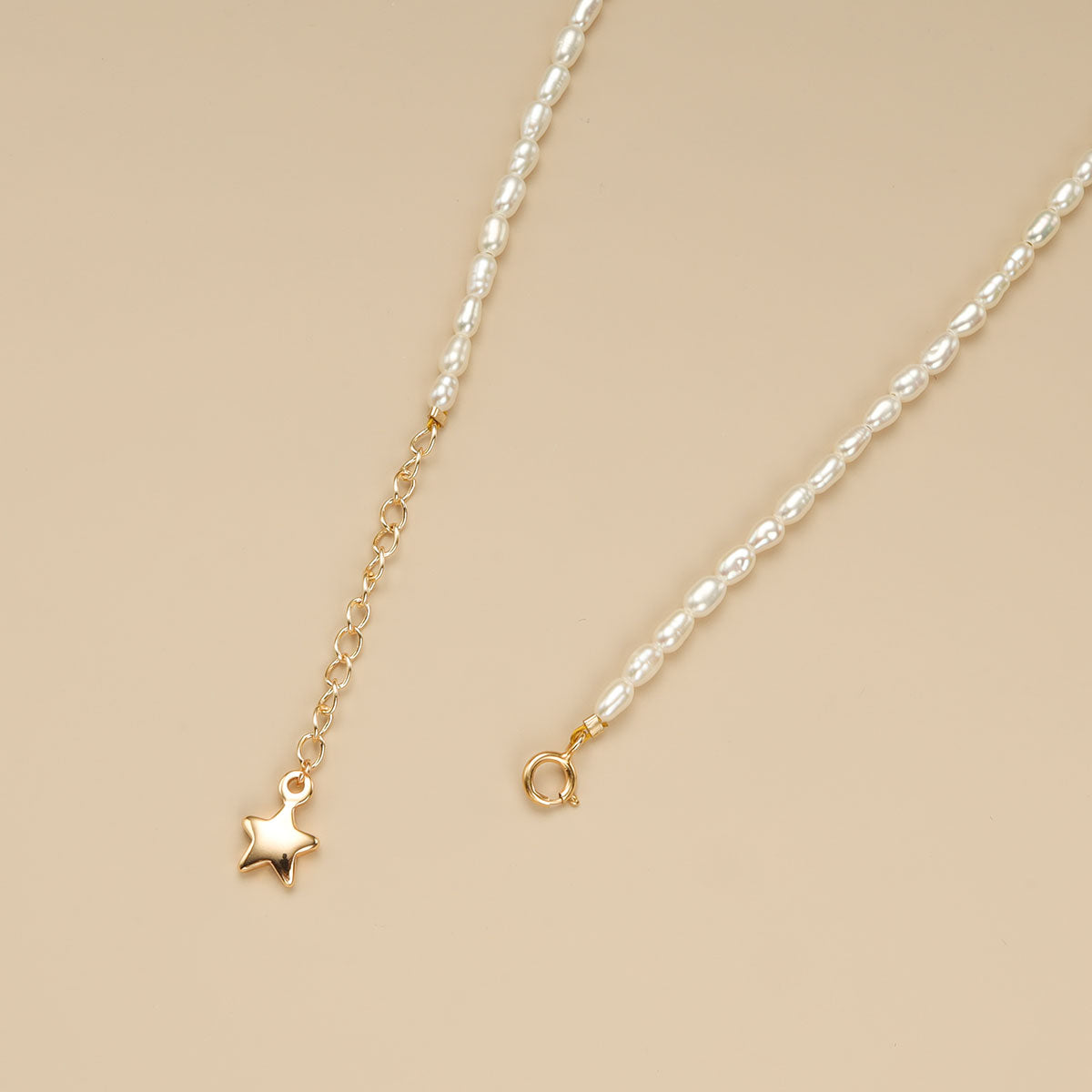 The star adjustable clasp of small pearl necklace.