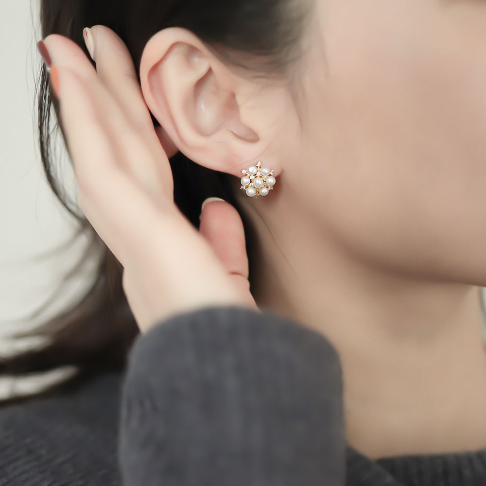 Women snowflake pearl earrings.