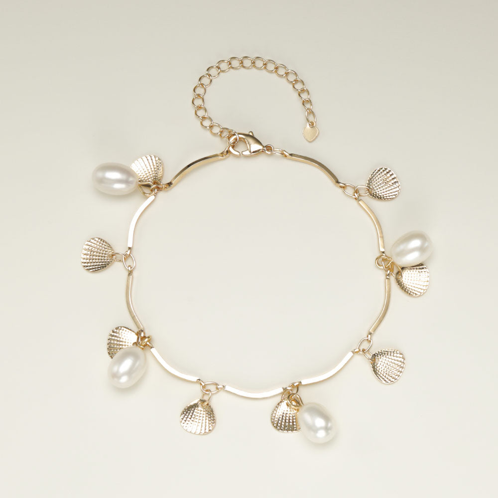 A summer pearl bracelet for women.