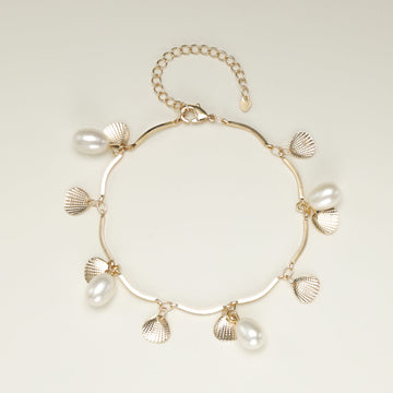 A summer pearl bracelet for women.