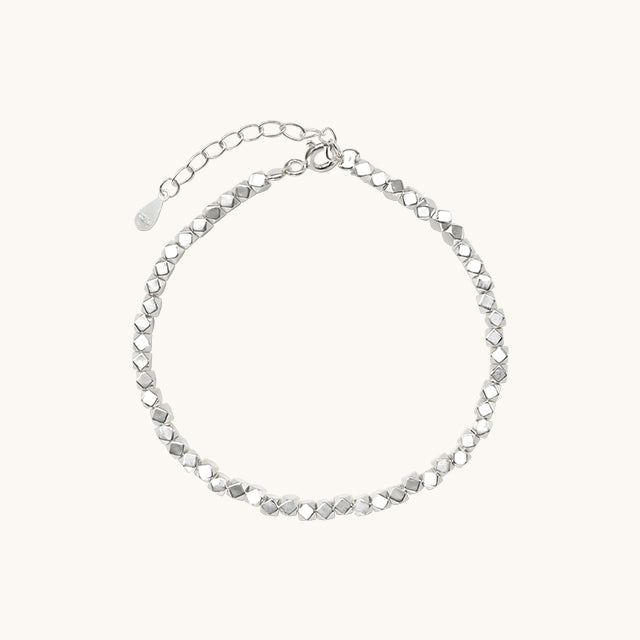 An unisex silver beads bracelets.